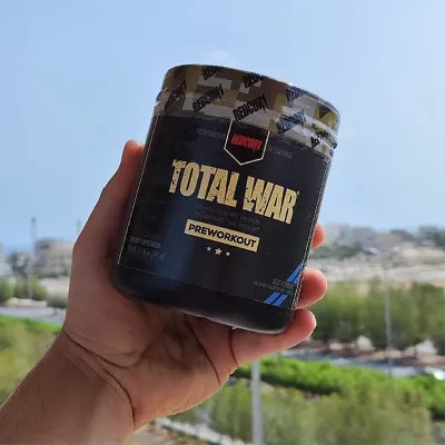 فرد در حال مصرف پمپ توتال وار ردکان وان قبل از تمرین بدنسازی